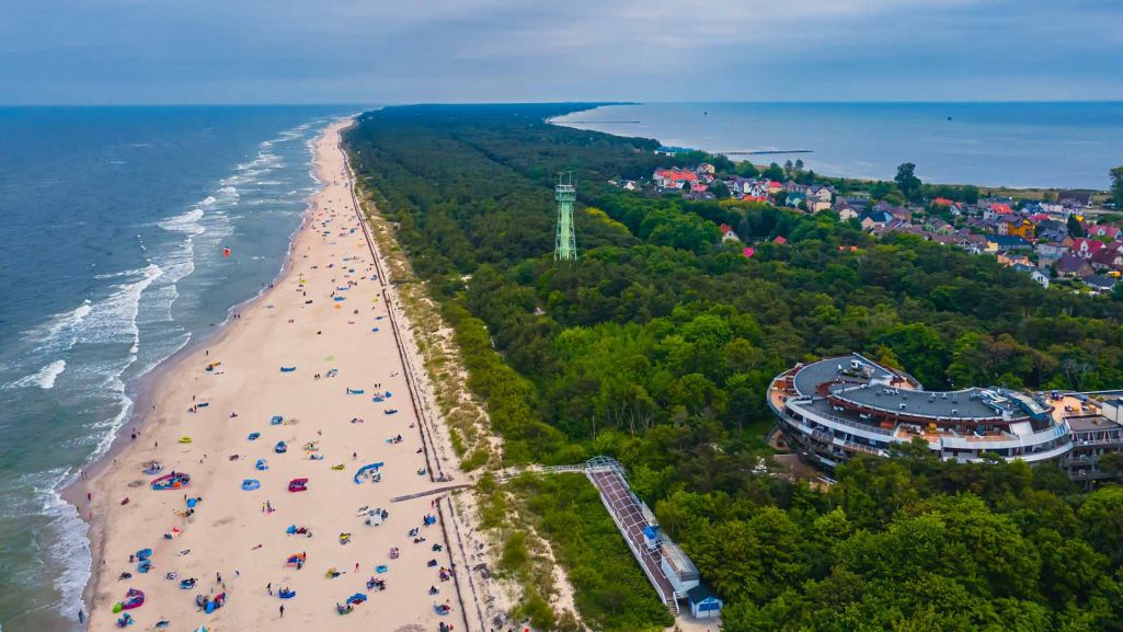Plaża w Juracie zachwyca krystalicznie czystą wodą i drobnym, białym piaskiem. Fot. Suseu.Studio/Shutterstock