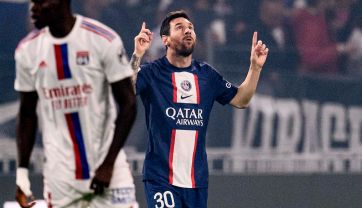 Lionel Messi celebrujący strzelenie gola w meczu Lyonu z PSG (fot. Getty)
