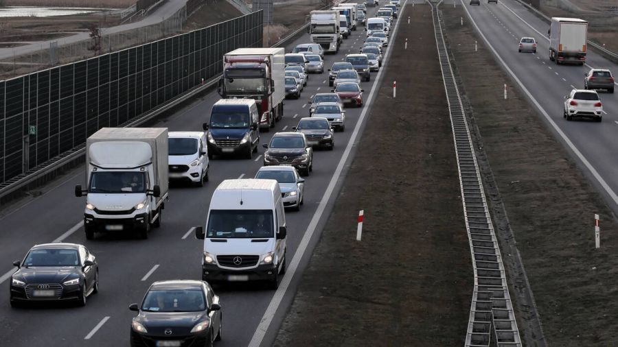 Tulce zderzenie aut na A2 korek na A2 w. Poznań Krzesiny - w. Poznań Wschód (fot. zdj. ilustr., PAP/Paweł Supernak)