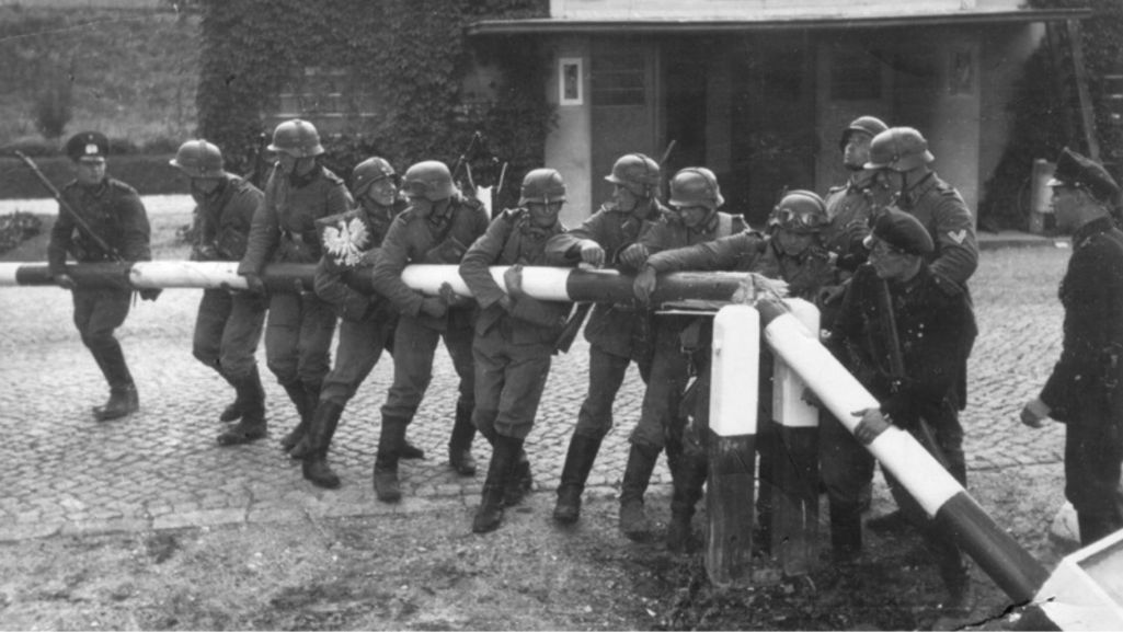 Na zdjęciu wykonanym 14 września 1939 r. Niemcy łamią polski szlaban. Autorem fotografii jest Hans Sönnke, który należał do SS-Heimwehr Danzig i policji Wolnego Miasta Gdańska. Fot. Wikimedia/ domena publiczna