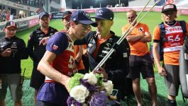 Kamil Stoch (L) i Maciej Maciusiak (fot. PAP/Grzegorz Momot) Kamil Stoch ubrany w plastron czerwony po Grand Prix w Wiśle (L) i Maciej Maciusiak w czarnym dresie ujęci w sytuacji, gdy jeden szepcze coś drugiemu na ucho przed dekoracją (fot. PAP/Grzegorz Momot)