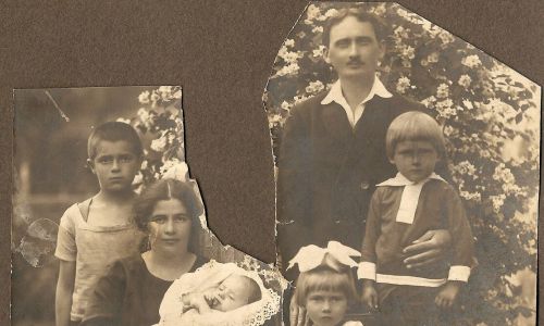 Anna i Eustachy Skinder z dziećmi: po prawej ich najstarszy syn Adam, po lewej Adaś Łukowicz, siostrzeniec żony. Syn Stefan na kolanach mamy, obok siedzi córka Halinka. 1924 rok.