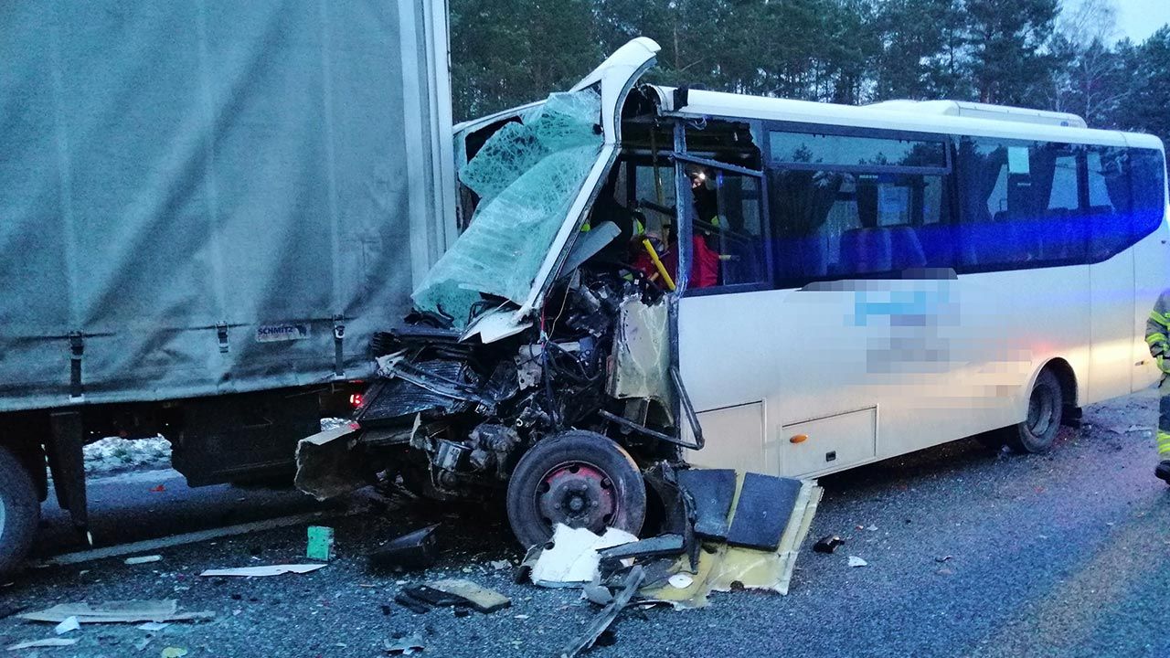 Ranni zostali pasażerowie i kierowca autobusu (fot. Policja) Ranni zostali pasażerowie i kierowca autobusu (fot. Policja)