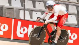 Mateusz Rudyk (fot. Getty Images) Mateusz Rudyk, polski kolarz torowy, w akcji podczas wyścigu sprinterskiego na mistrzostwach świata, ubrany w biało-czerwony strój z napisem "POLSKA" i kask aerodynamiczny, jedzie na czarnym rowerze torowym Argon 18. W tle widoczne są puste, białe siedzenia trybun i czerwona banda.