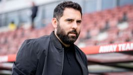 Goncalo Feio (fot. Getty Images) Goncalo Feio, portugalski trener piłkarski i były szkoleniowiec Legii Warszawa, stoi przy stadionowej ławce podczas meczu.