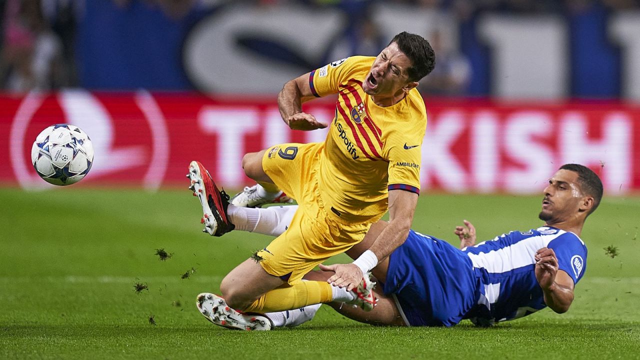Robert Lewandowski wycinany przez Davida Carmo (Fot. Getty)