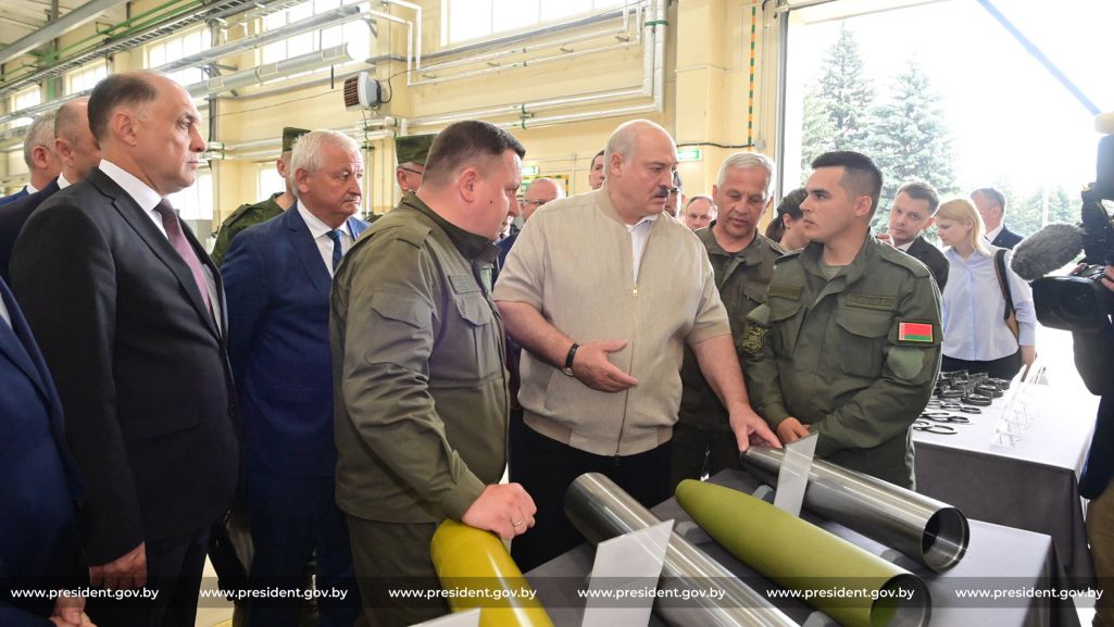 Кіраўнік Беларусі Аляксандр Лукашэнка падчас наведвання заводу «Лёгмаш». Ворша, Беларусь. 29 траўня 2025 года. Фота: president.gov.by