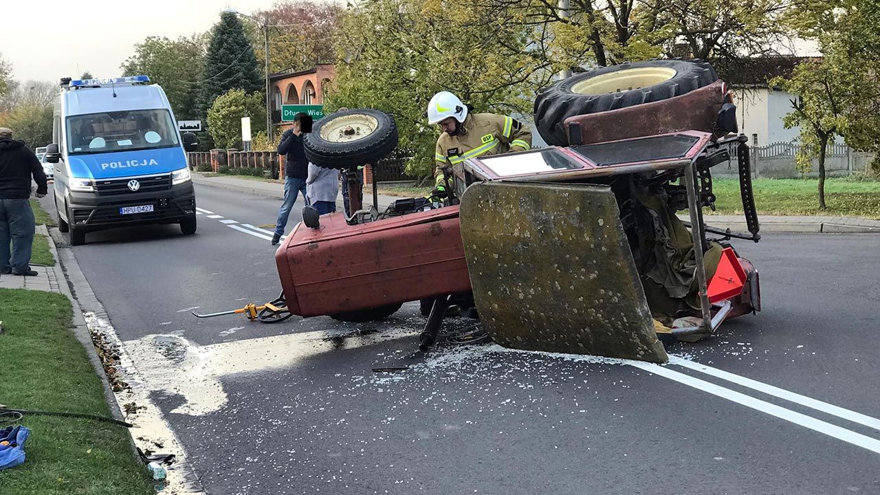 Ciągnik, w którym przebywał 5-latek, przewrócił się na bok (fot. OSP Stawiszyn) Ciągnik, w którym przebywał 5-latek, przewrócił się na bok (fot. OSP Stawiszyn)