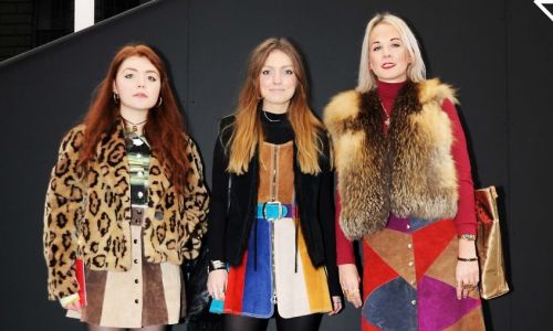 Ellie Connor-Phillips, Victoria Plum i Hannah Wilkinson w ubraniach Beyond Retro podczas London Fashion Week jesień / zima 2015/16. Fot. Catherine Farrell / Getty Images
