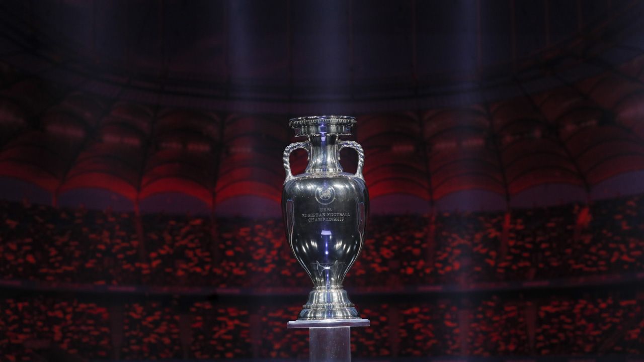 Puchar dla zwycięzcy Euro 2020 (fot. PAP/EPA/ROBERT GHEMENT) Puchar dla zwycięzcy Euro 2020 (fot. PAP/EPA/ROBERT GHEMENT)