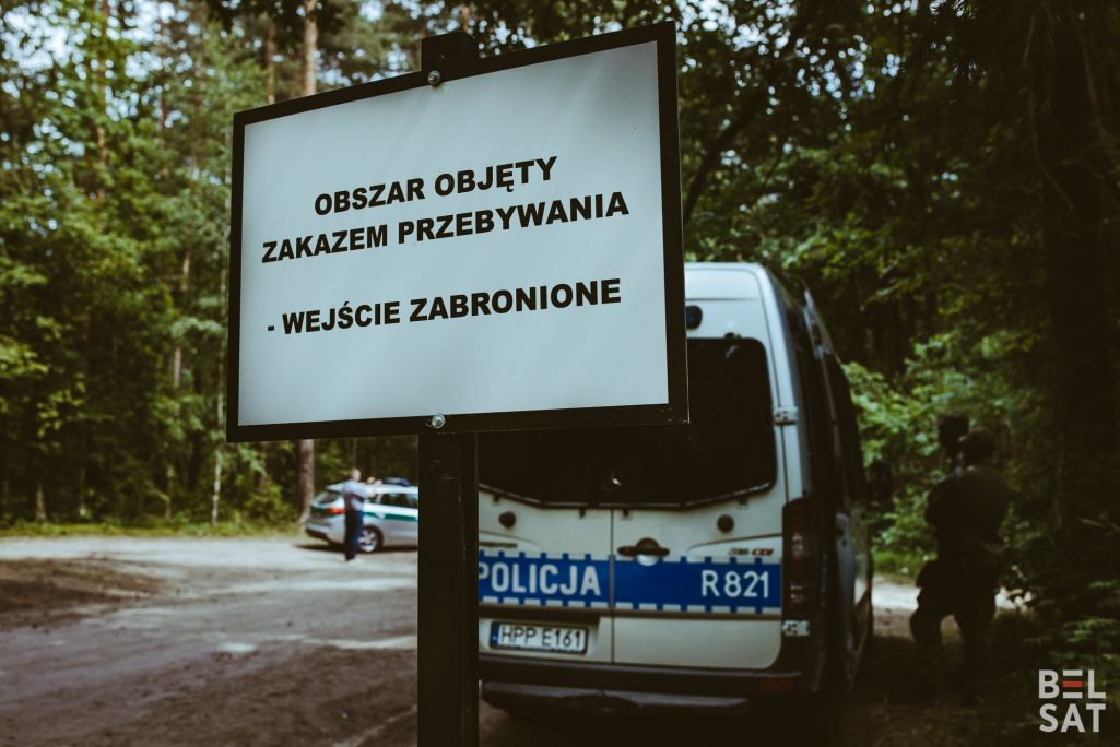 Знак, што забараняе праход каля мяжы Польшчы і Беларусі. Вёска Белавежа, Польшча. 18 чэрвеня 2024 года. (Фота: Белсат)