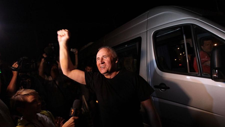 Мікола Статкевіч па вызваленні ў 2015 годзе. Здымак мае ілюстрацыйны характар. Фота: Tut.by