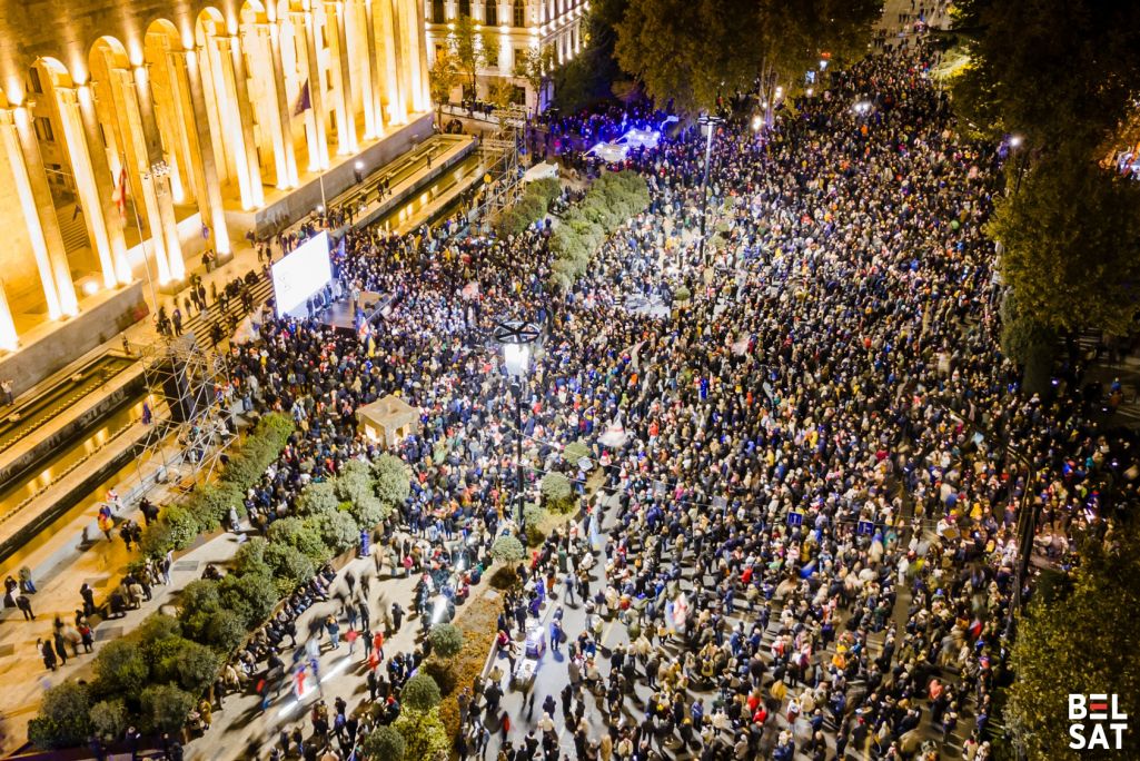 Мітынг апазіцыі перад будынкам парламента Грузіі. Тбілісі, Грузія. 4 лістапада 2024 года. Фота: Белсат