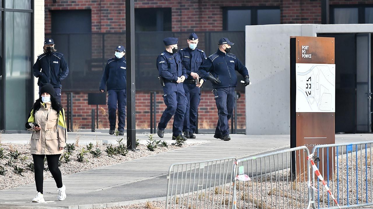 Akcja ewakuacyjna na całym osiedlu Popowice (fot. PAP/Maciej Kulczyński) Akcja ewakuacyjna na całym osiedlu Popowice (fot. PAP/Maciej Kulczyński)