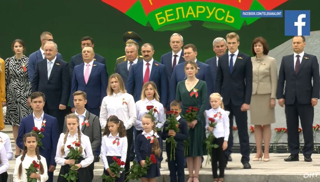 Кацярына Гумянюк (у зялёнай сукенцы, другі рад). (Фота: ONT / Facebook)