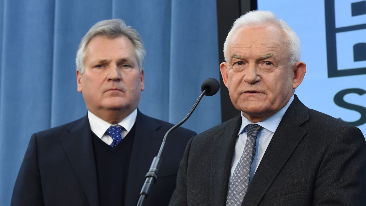 Leszek Miller i Aleksander Kwaśniewski (fot. PAP/Radek Pietruszka) Leszek Miller i Aleksander Kwaśniewski (fot. PAP/Radek Pietruszka)