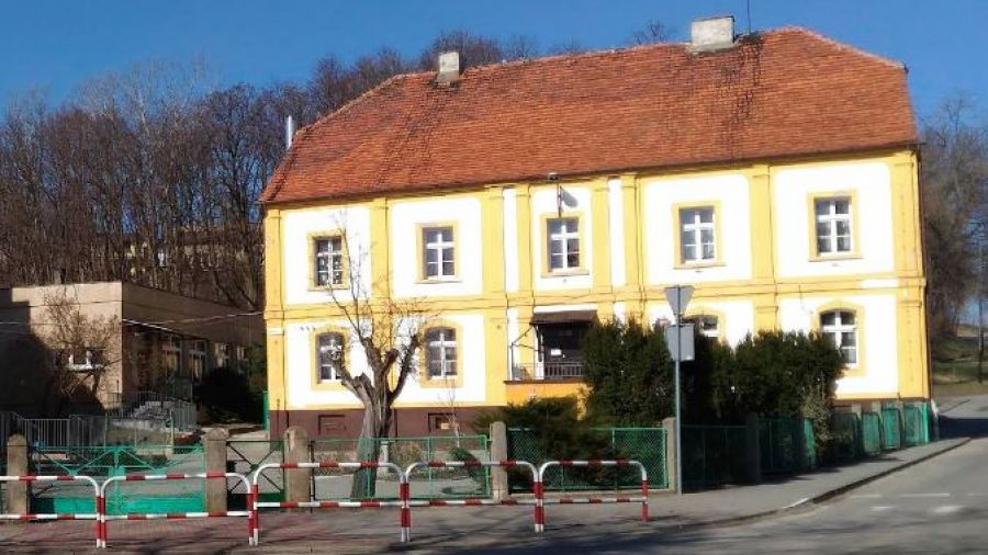 Szkole grozi katastrofa budowlana? Zamknięto budynek (fot. sc/Google Street View)