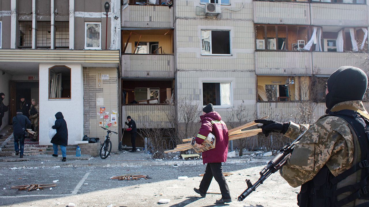 Co najmniej dwie osoby zginęły w Kijowie w wyniku ostrzału (fot. Anastasia Vlasova/Getty Images)