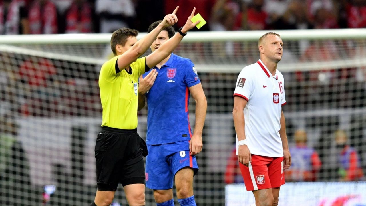 Kamil Glik tuż po spięciu z Harrym Maguire'em (fot. PAP)