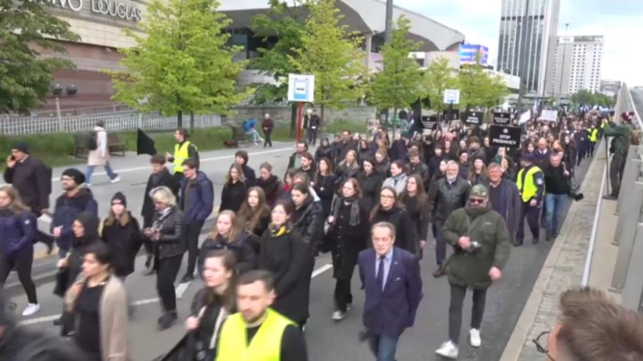 Marsz Milczenia medyków w Warszawie. Sprzeciw wobec agresji