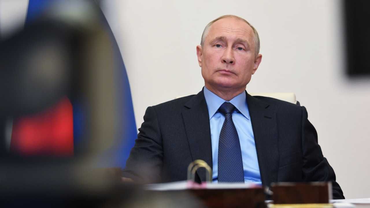 Władimir Putin nie tak wyobrażał sobie 20. rocznicę objęcia rządów (fot. PAP/EPA/ALEXEI NIKOLSKY/SPUTNIK /KREMLIN POOL / POOL)