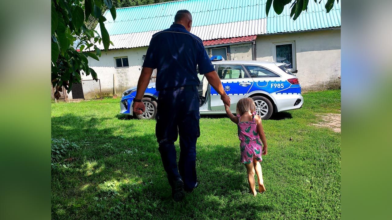 Dziecko jest już bezpieczne (fot. Policja) Dziecko jest już bezpieczne (fot. Policja)