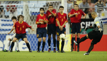 Jose Luis Chilavert wykonujący rzut wolny w meczu z Hiszpanią (fot. Getty Images) Jose Luis Chilavert wykonujący rzut wolny w meczu z Hiszpanią (fot. Getty Images)