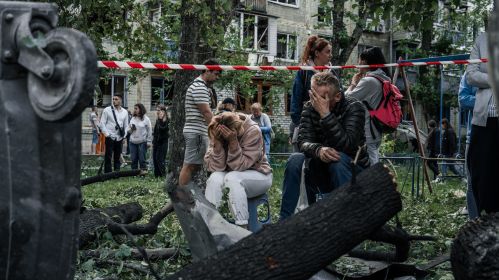 Жыхары пашкоджанага шматкватэрнага дому пасля начнога абстрэлу беспілотнікам і ракетамі. Кіеў, Украіна. 17 чэрвеня 2025 года. Украінскія ўлады паведамілі, што ў Кіеве загінулі як мінімум 14 чалавек, яшчэ 55 атрымалі раненні