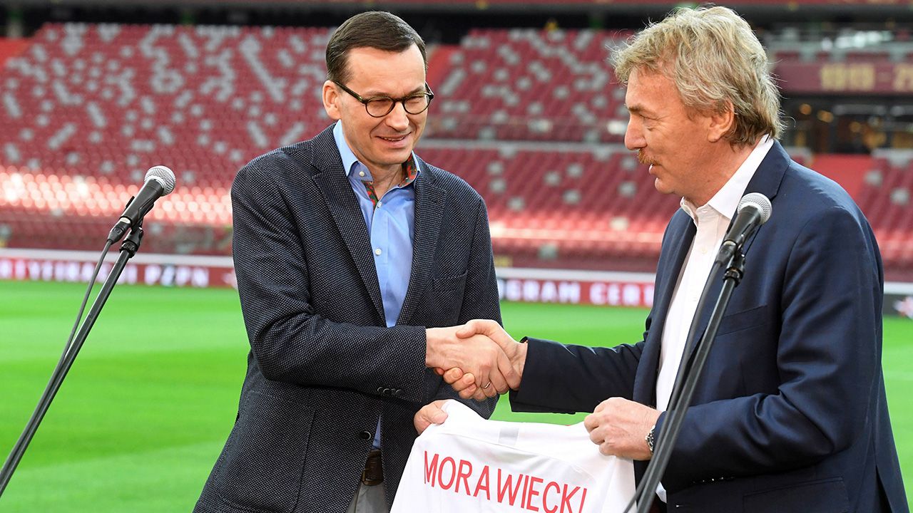 Premier Morawiecki złożył życzenia środowisku piłkarskiemu, także szefowi PZPN, Zbigniewowi Bońkowi (fot. arch. PAP/Piotr Nowak) Premier Morawiecki złożył życzenia środowisku piłkarskiemu, także szefowi PZPN, Zbigniewowi Bońkowi (fot. arch. PAP/Piotr Nowak)