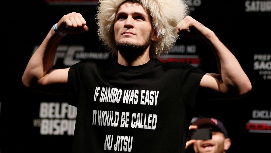 Jeśli sambo byłoby proste, to nazywałoby się jiu-jitsu. Tak głosi napis na koszulce Chabiba (fot.GETTY) Jeśli sambo byłoby proste, to nazywałoby się jiu-jitsu. Tak głosi napis na koszulce Chabiba (fot.GETTY)