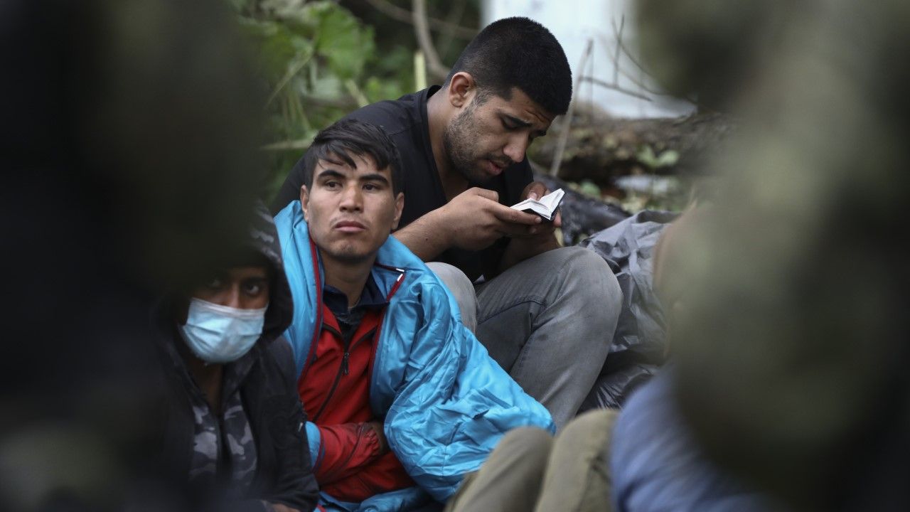 Nielegalni migranci przy granicy polsko-białoruskiej w Usnarzu Górnym w 2021 r. (fot. STR/NurPhoto via Getty Images) Nielegalni migranci przy granicy polsko-białoruskiej w Usnarzu Górnym w 2021 r. (fot. STR/NurPhoto via Getty Images)