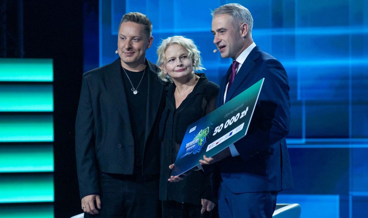 Antoni Smykiewicz, Dominika Ostałowska i Krzysztof Gawkowski podczas wręczenia nagrody. Fot. Natasza Młudzik/ TVP