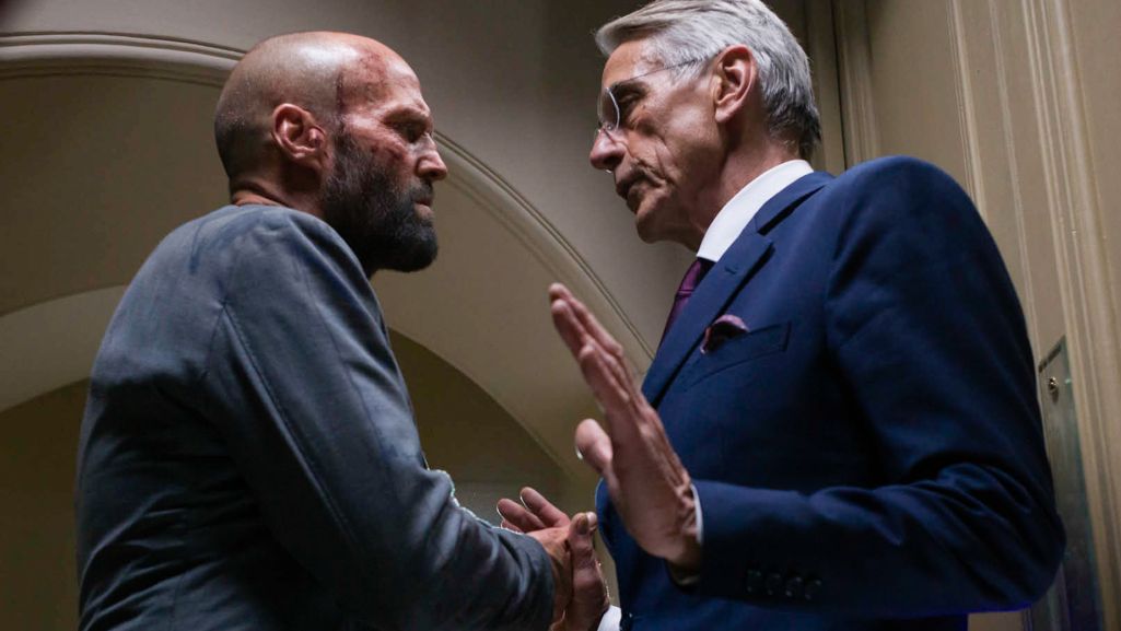 W filmie „Pszczelarz” Jeremy Irons wcielił się w doświadczonego doradcę nieuczciwego biznesmena. Fot. Materiały prasowe TVP