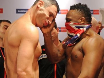 Chisora spoliczkował Kliczkę podczas oficjalnego ważenia przed walką