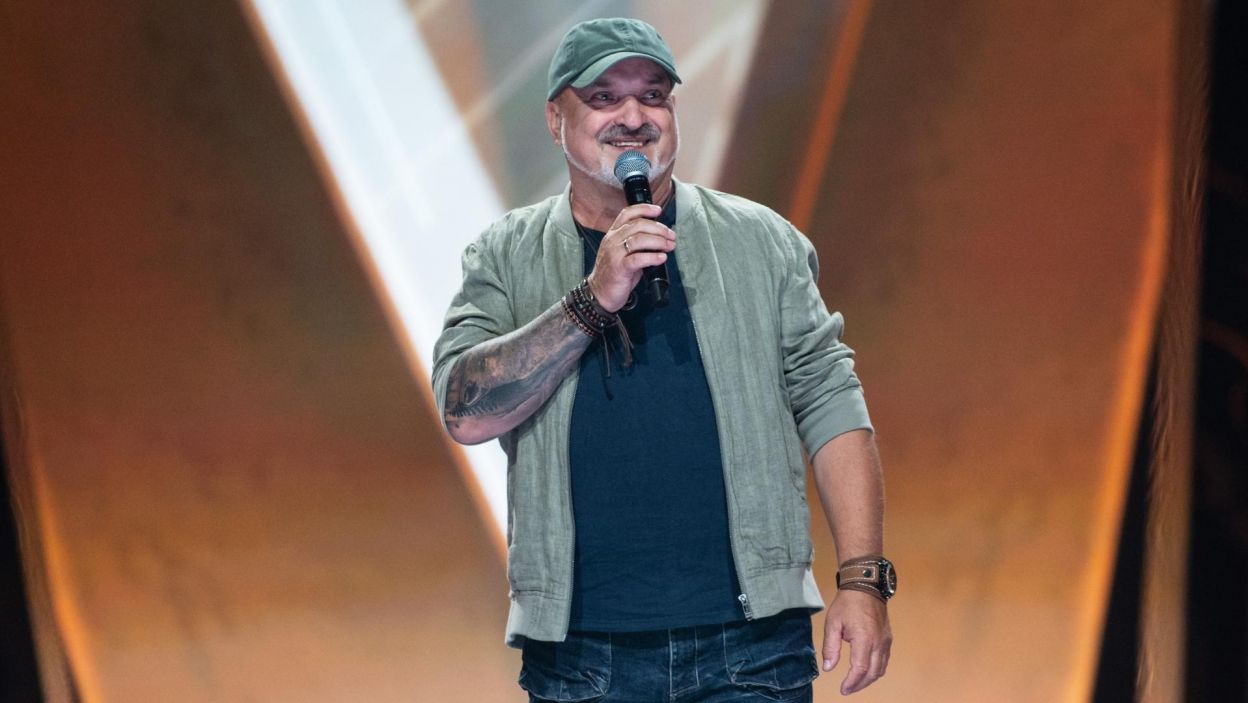 Dariusz Dudkiewicz postanowił zaprezentować swoje umiejętności wokalne w przeboju „Boso” zespołu Zakopower. Fot. TVP