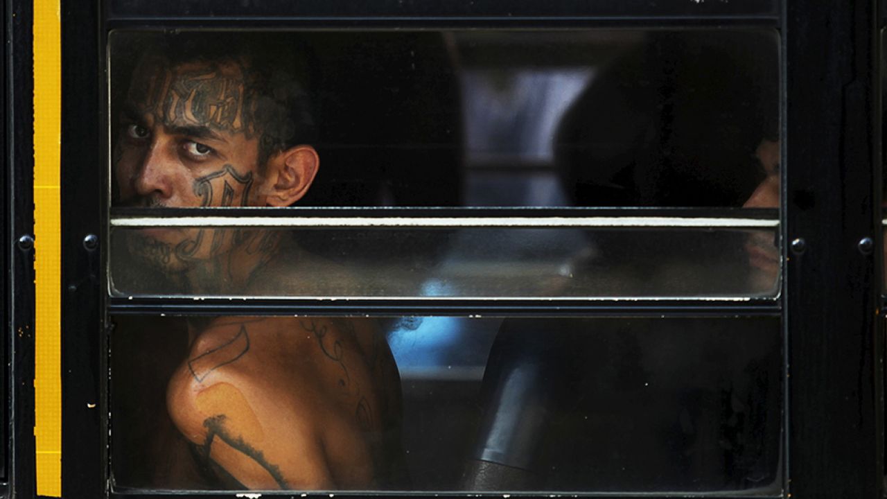 Do największych salwadorskich gangów należą Mara Salvatrucha i 18th Street Gang. (fot. REUTERS/Jose Cabezas)
