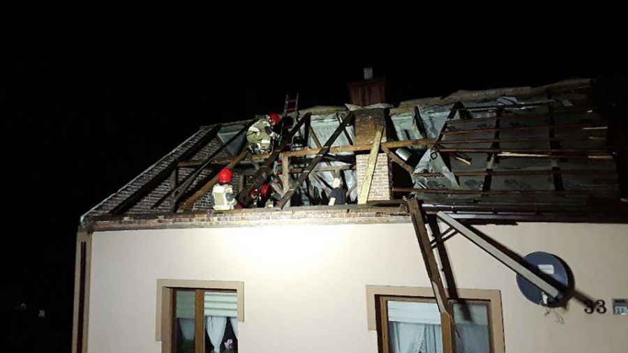 SIlny wiatr towarzyuszący burzy zrywał dachy (fot. KM PSP Piotrków Trybiunalski)