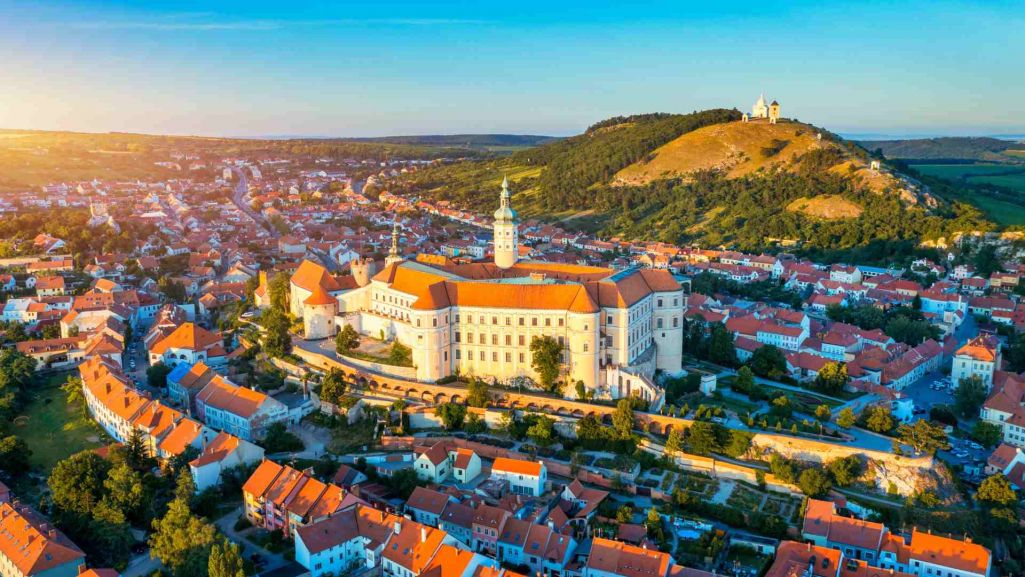 Widok na Mikulov, miasto w Czechach i barokowy zamek w jego centrum. Fot. DaLiu/ Shutterstock