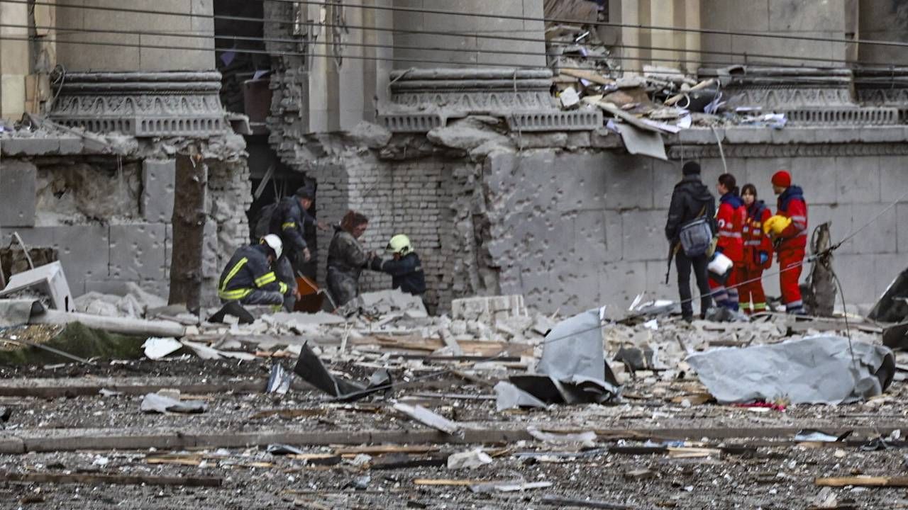 Rosjanie atakują cele cywilne między innymi w Charkowie i Kijowie (fot. PAP/EPA/SERGEY KOZLOV)