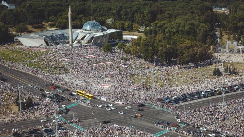Дзясяткі тысяч беларусаў удзельнічаюць у пратэстах цэнтры Менску