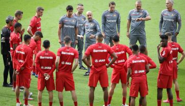 Peter Bosz z piłkarzami Bayeru Leverkusen (fot. Getty Images)