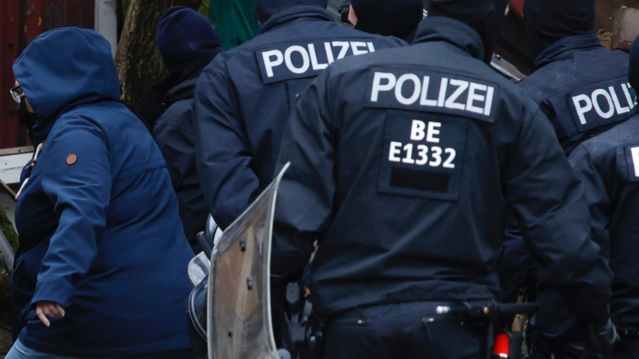 Śledczy znaleźli pokaźną kolekcję broni w mieszkaniu aresztowanego oficera Bundeswehry (fot. Carsten Koall/Getty Images, zdjęcie ilustracyjne)