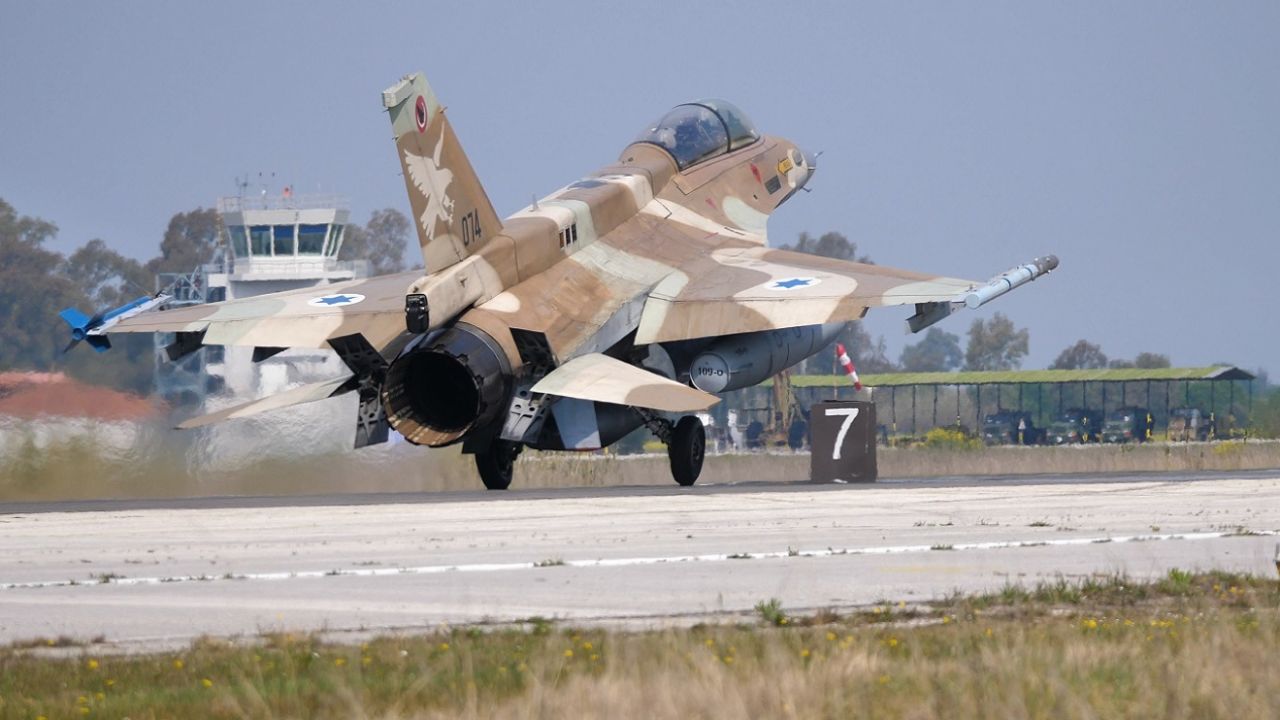 Ostrzał Izraela i naloty na Gazę jeszcze bardziej zaostrzyły napięcie (fot. Flight Video and Photo / Shutterstock.com)