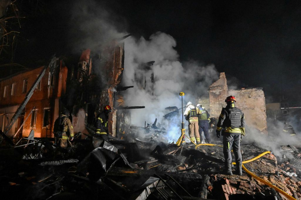 Украінскія ратавальнікі працуюць на месцы жылога дому, разбуранага ў выніку атакі беспілотніка ў Харкаве. Як найменей чатыры чалавекі загінулі і больш за 30 атрымалі раненні. Харкаў, Украіна. 4 красавіка 2025 года. Фота: Sergey Bobok / AFP / East News