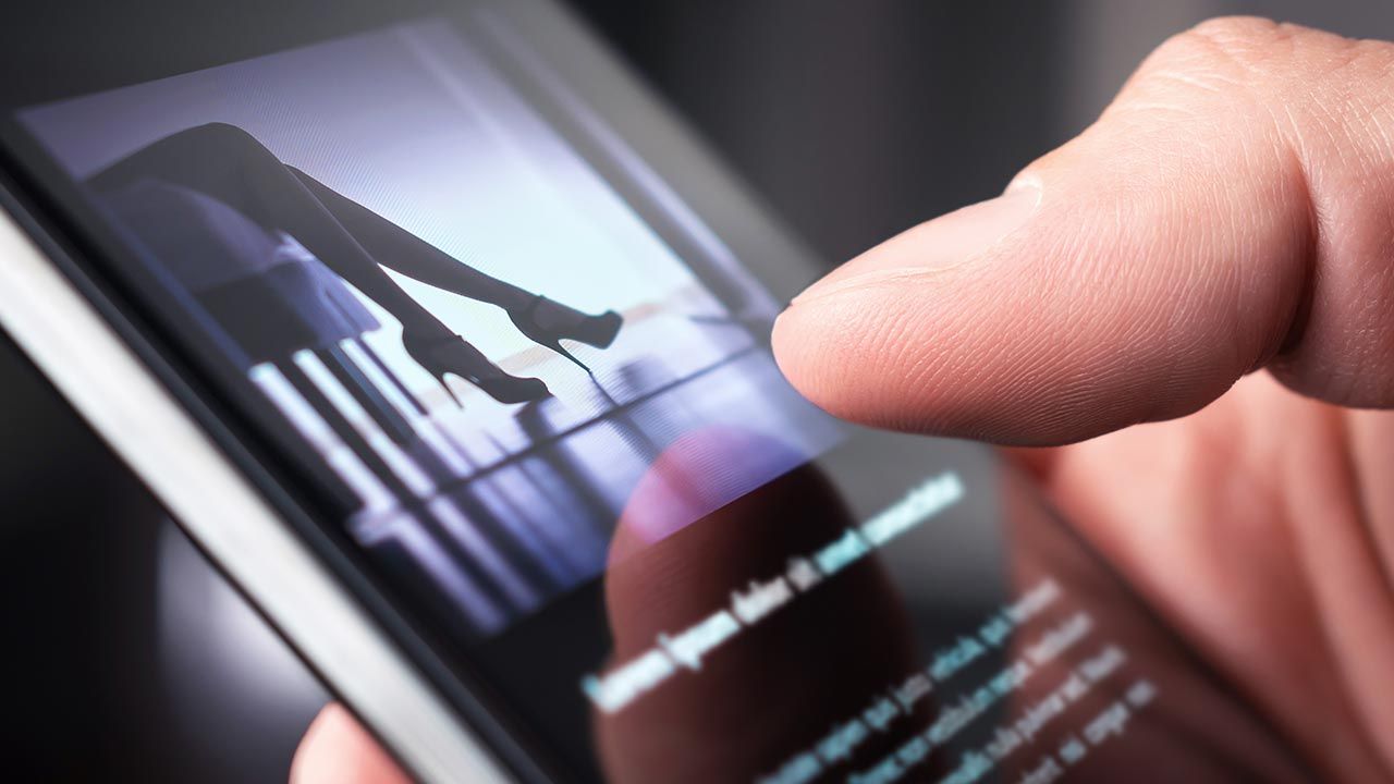 W telefonie 30-latka odnaleziono ponad 500 plików, w których znajdowały się treści pornograficzne (fot. Shutterstock/Tero Vesalainen) W telefonie 30-latka odnaleziono ponad 500 plików, w których znajdowały się treści pornograficzne (fot. Shutterstock/Tero Vesalainen)