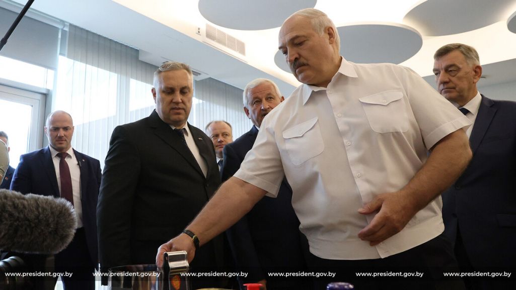 Аляксандр Лукашэнка на Мёрскім заводзе. (Фота: president.gov.by)
