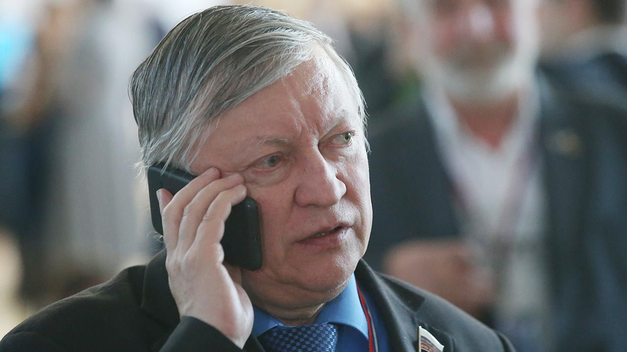 By y Mistrz Szachowy Anatolij Karpow W pi czce Po Zagadkowym Wypadku 