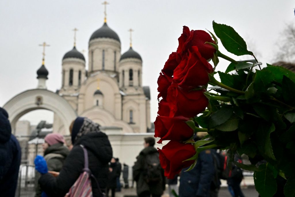 Людзі сабраліся перад царквой Божай Маці «Утоли моя печали» (Фота: Alexander Nemenov / AFP / East News)