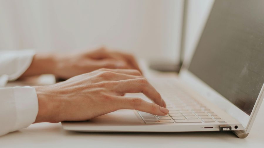 W celu uwiarygodnienia zrzutek na stronie internetowej podejrzani wykorzystywali pobrane z sieci zdjęcia chorych dzieci z prawdziwych zbiórek, najczęściej z innego kraju (fot. pexels, zdjęcie ilustracyjne) 