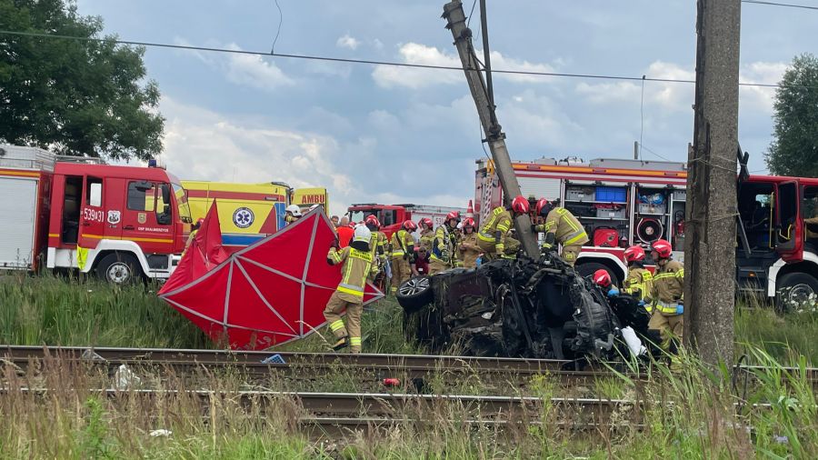 Skalmierzyce: wypadek na przejeździe kolejowym, samochód wjechał pod pociąg (fot. Pomoc Drogowa Kalisz TIR - Świątek - Assistance24h.eu)